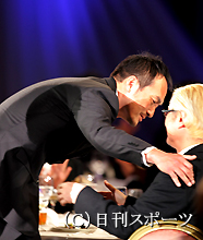 主演男優賞を受賞し、堤監督(右)に歩み寄る渡辺謙(撮影・中島郁夫)