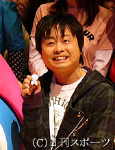 完成披露試写会に出席した次長課長の河本準一