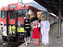 鬼太郎列車に乗って境港駅に到着したウエンツ瑛士（左）は妖怪に歓迎される