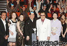 左から寺島進、鈴木杏、岸本加世子、北野武監督、江守徹、松坂慶子、内田有紀