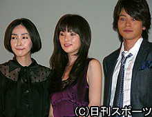 初日舞台あいさつで。左から麻生久美子、田中麗奈、吉沢悠