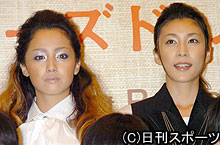 映画「クローズド・ノート」懇親会に出席した沢尻エリカ（左）と竹内結子