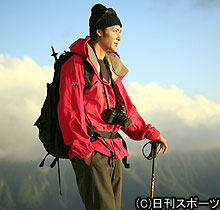 山頂に立って眼下を見渡す玉木宏