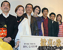 映画「歓喜の歌」の初日舞台あいさつに安田成美（中央）らが出席