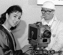 ８６年、「映画女優」製作発表で吉永小百合と映写機を持つ