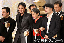日本アカデミー賞の最優秀作品賞に選ばれ喜ぶ「東京タワー」の出演者