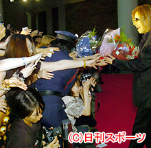 ファンから花束を受け取るYOSHIKI(撮影・長谷川元明)