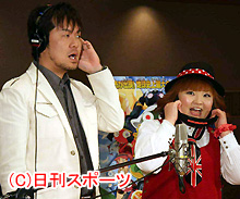 オープニングテーマを歌う土田晃之（左）と柳原可奈子（撮影・小林千穂）