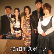高山侑子(中央)と共演者。左端は手塚昌明監督(撮影・石井康夫)