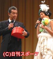松元環季（右）からチョコレートをもらう高田純次（撮影・小林千穂）