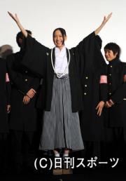 映画「フレフレ少女」の初日舞台あいさつする新垣結衣（撮影・酒井清司）