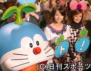 初日舞台あいさつを行った堀北真希（中央）と千秋