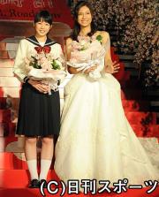 セーラー服姿の夏帆(左)とウエディングドレス姿の松下奈緒