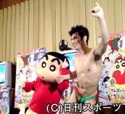 アフレコ収録を行った小島よしおは、しんちゃんと一緒にオッパッピー