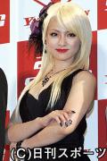 深キョンドロンジョ、セクシー衣装で挑発
