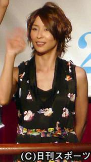 初日あいさつを行い東京・新宿バルト９のバルコニーから手を振る水野美紀