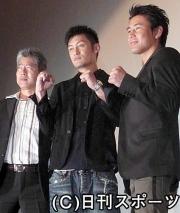 舞台あいさつに出席した左から橋本以蔵氏、ショーン・ユー、魔裟斗