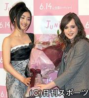 石原さとみから花束を受け取るエレン・ペイジ（撮影・酒井清司）