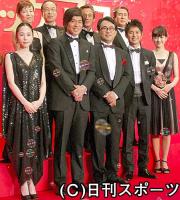 映画「ザ・マジックアワー」の完成披露会見で記念撮影する佐藤浩市ら