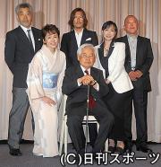 「花は散れども」の完成披露試写会で記念撮影する新藤兼人監督（中央）ら