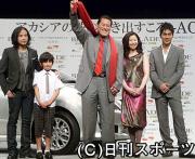 左から監督の辻仁成氏、林凌雅、アントニオ猪木、石田えり、北村一輝