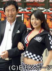セクシー衣装の川村ゆきえと腕を組んでご機嫌の石田純一