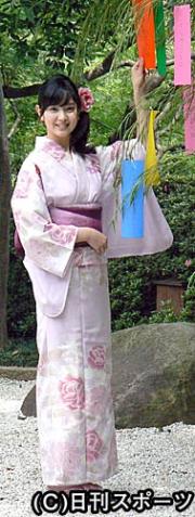 石橋杏奈は都内の八芳園で一足早く、願いをこめた短冊をササに取り付けた