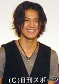 小栗旬「オレ、格好いいべ？」に突っ込み - シネマニュース