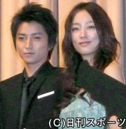 映画「カメレオン」の初日あいさつに出席した藤原竜也(左)と水川あさみ