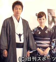 映画「ＩＣＨＩ」の完成試写会に着物で出席した綾瀬はるかと大沢たかお