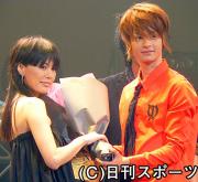 仮面ライダーキバの瀬戸康史(右)は主題歌を歌う相川七瀬に花束贈呈