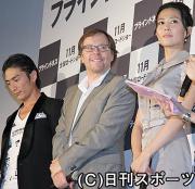 メイレレス監督（中央）を挟み目を合わせない木村佳乃（右）と伊勢谷友介
