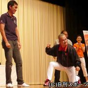 渡辺大(左)は父渡辺謙の物まねをする神奈月を複雑な表情で見つめる