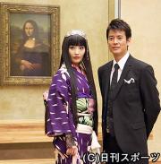 「モナリザ」の前で撮影に応じる唐沢寿明と常盤貴子(撮影・小林千穂)