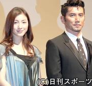舞台あいさつに立った本木雅弘(右)と広末涼子