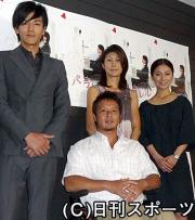 制作報告会見をした、左から要潤、京谷和幸、陽子夫人、島谷ひとみ