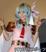 初日舞台あいさつで観客の歓声に応える中川翔子