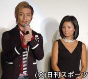 完成披露試写会で舞台あいさつする、つるの剛士(左)と吉本多香美