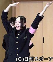 「フレフレ少女」主演新垣結衣は帝京中・高の女子柔道部員にエールを送る