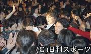 ファンに囲まれながら客席から登場する福山雅治