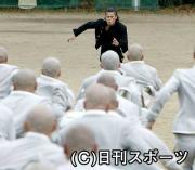 映画「クローズＺＥＲＯ２」の撮影場面。小栗旬は１４９人と戦う