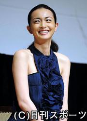 笑顔で舞台あいさつを行う長谷川京子（撮影・栗山尚久）