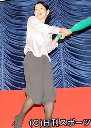 吉永小百合は初日舞台あいさつで、サインボールを打ちヒット祈願