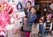 主題歌を担当した映画イベントで三船美佳（中央）はプレゼントを受け取る