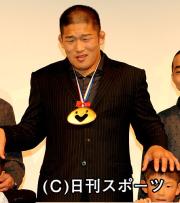 「私は貝になりたい」試写会で記念撮影する貝型のメダルをかけた石井慧
