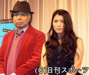 舞台あいさつに出席したケラリーノ・サンドロヴィッチ監督と成海璃子