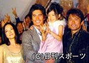 舞台あいさつをした、左から桜井幸子、伊藤英明、大森絢音、内野聖陽