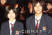 映画「赤い糸」の舞台あいさつに出席した南沢奈央（左）と溝端淳平