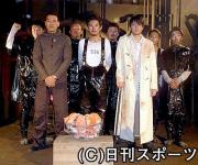 「蟹工船」を撮影中の、前列左からSABU監督、松田龍平、西島秀俊ら