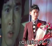 松田翔太は父の故松田優作さんの映像を背に石原まき子さんの言葉を聞く